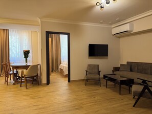 Appartement Familial, 2 chambres, cuisine, vue cour intérieure | Coin séjour