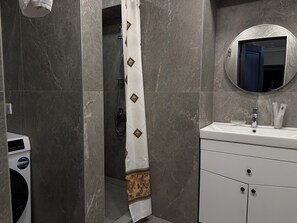 Căn hộ dành cho gia đình, 2 phòng ngủ, bếp, quang cảnh sân vườn | Phòng tắm | Dép đi trong nhà 