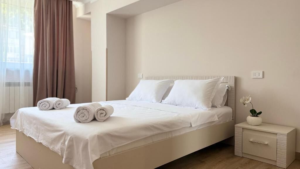 Rideaux occultants, chambres insonorisées, fer et planche à repasser