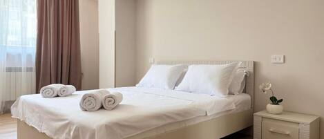 Rideaux occultants, chambres insonorisées, fer et planche à repasser