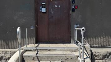 Familienapartment, 2 Schlafzimmer, Küche, Blick auf den Innenhof | Außendetails