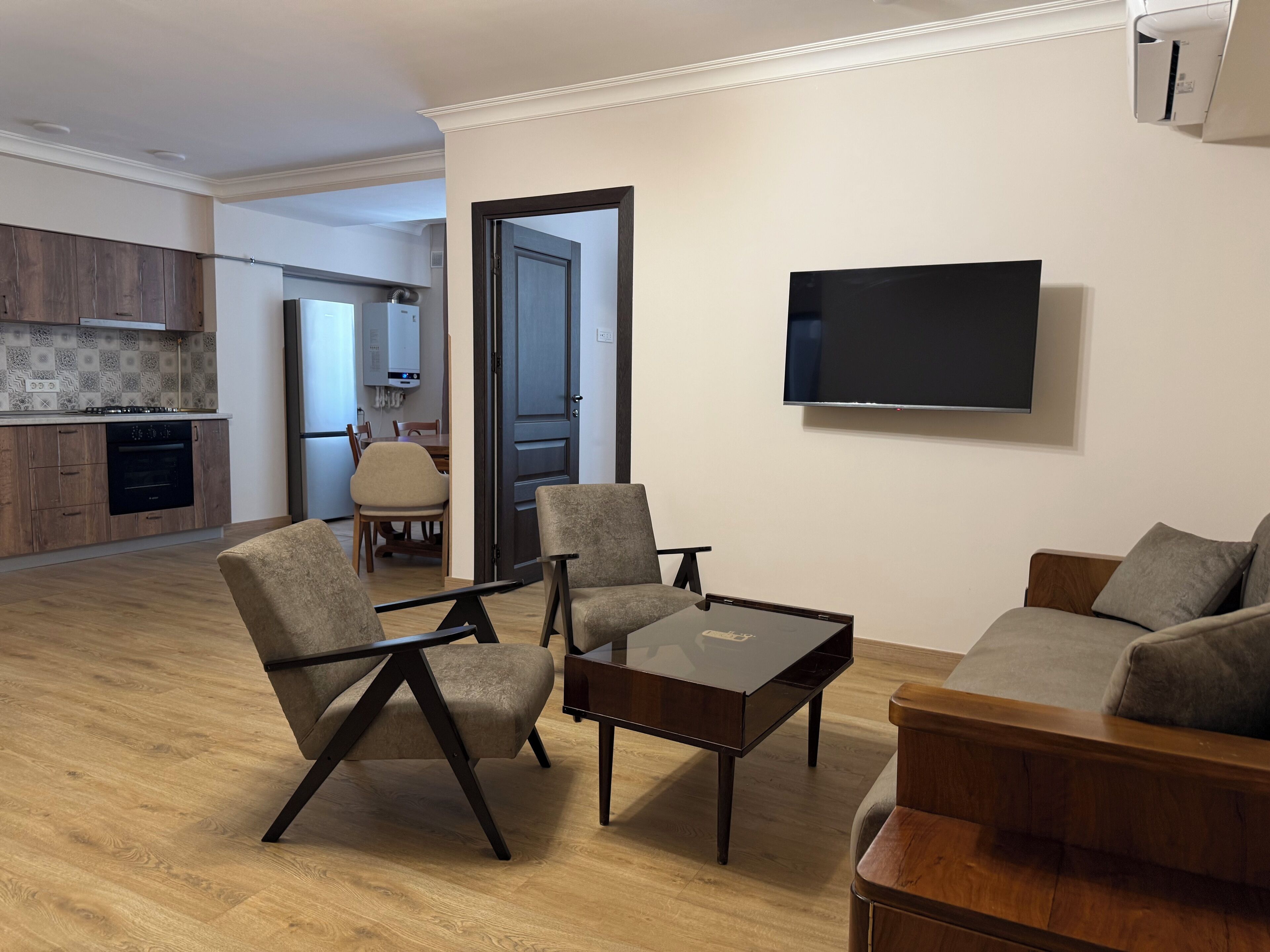 Familienapartment, 2 Schlafzimmer, Küche, Blick auf den Innenhof | Wohnbereich