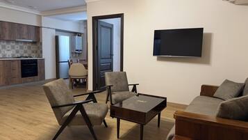 Familienapartment, 2 Schlafzimmer, Küche, Blick auf den Innenhof | Wohnbereich