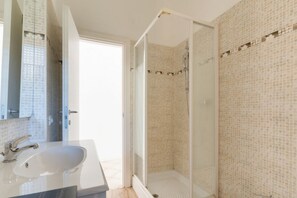 Shower, bidet, towels - GuestHost - Cozy and bright 55 square meters apartment, perfect for four people, located on the third floor of a building with an elevator (NOT accessible to disabled guests).The property enjoys a strategic location, near Viale Certosa and Corso Sempione (Milan)