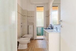 Doccia, bidet, asciugamani