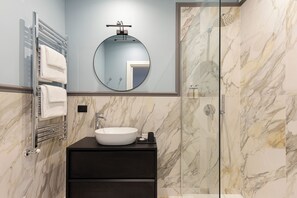 Een haardroger, handdoeken, zeep, toiletpapier