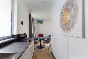 Een koelkast, een kookplaat, een koffiezetapparaat/waterkoker