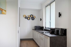 Réfrigérateur, surface de cuisson, cafetière-théière