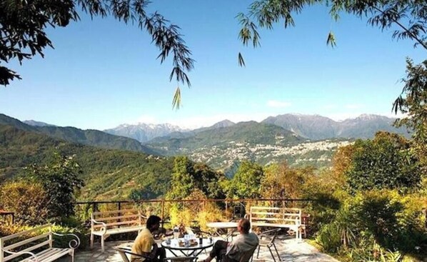 Outdoor dining - Manoribel (Gangtok)