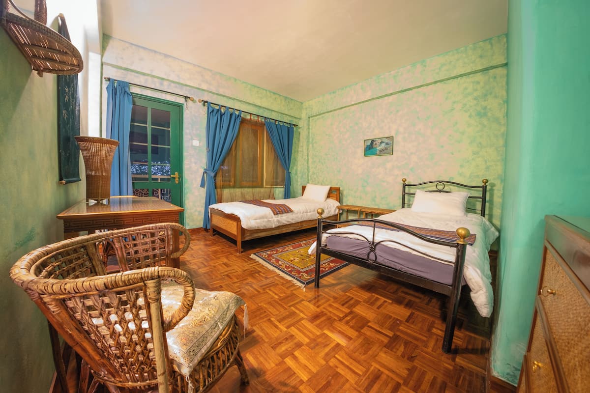 Chambre avec lits jumeaux, balcon, vue sur la ville