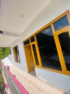Habitació amb dos llits individuals Deluxe, balcó, vistes a la muntanya | Detall de l'exterior