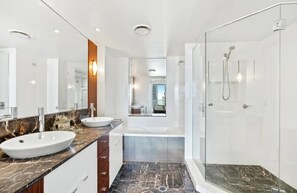 Shower, hair dryer, towels, shampoo - Luxury 3BR Ocean View Apartment | Walk to Beach (Surfers Paradise)