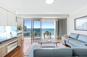 Smart TV - Luxury 3BR Ocean View Apartment | Walk to Beach (Surfers Paradise)