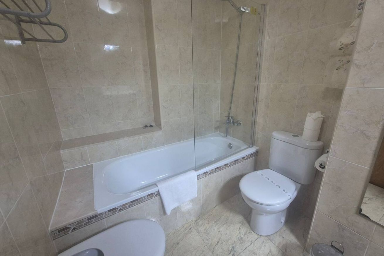 Een haardroger, een bidet, handdoeken