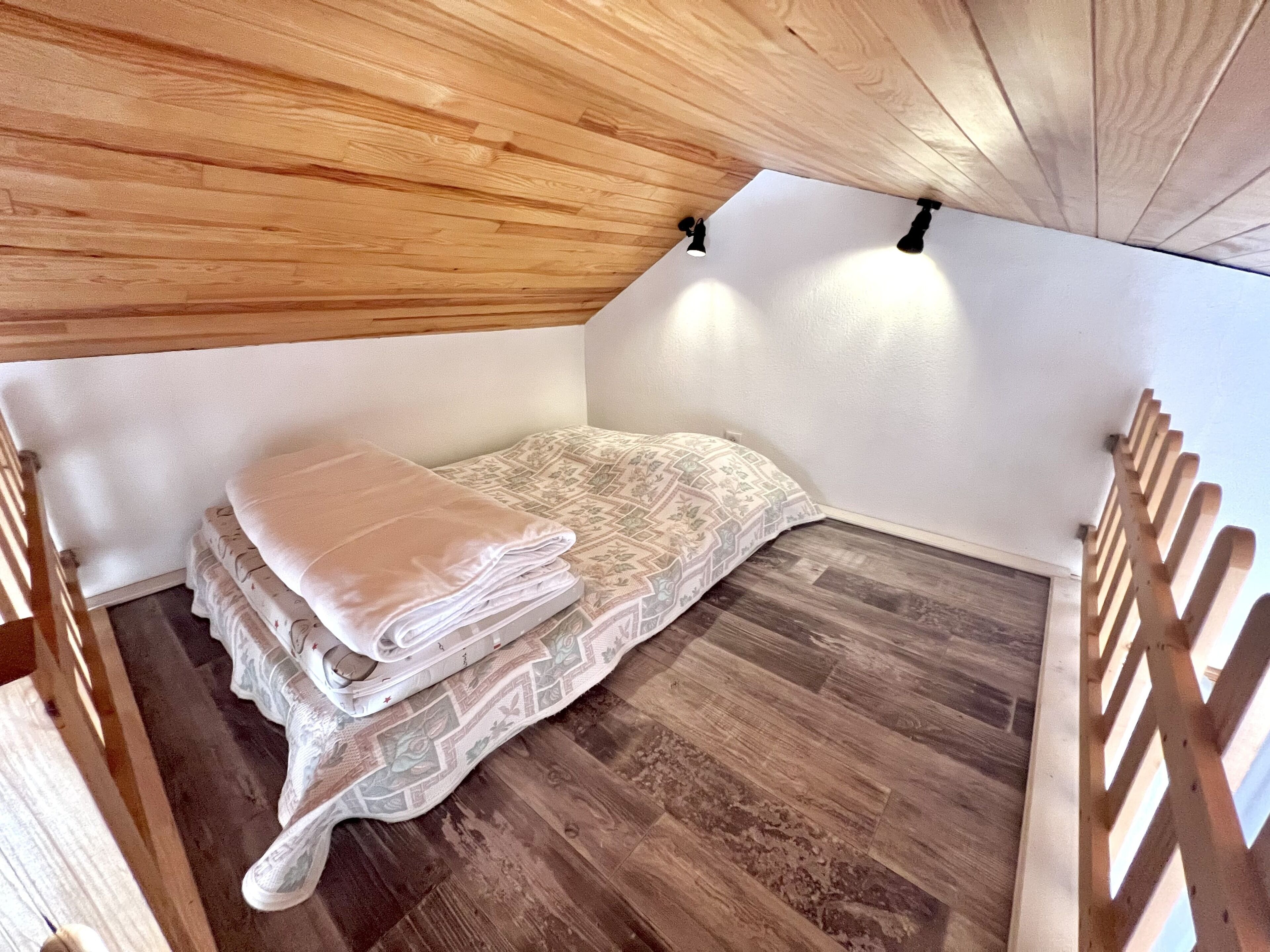 Iron/ironing board, bed sheets