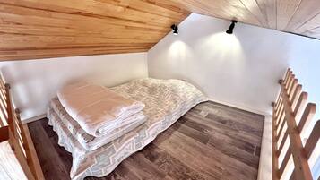 Iron/ironing board, bed sheets