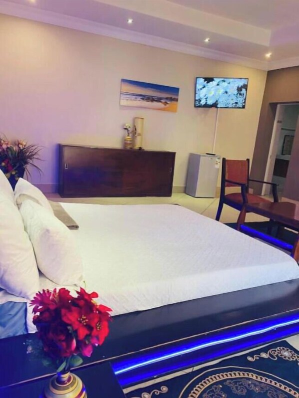 Tabla de planchar con plancha, wifi, ropa de cama