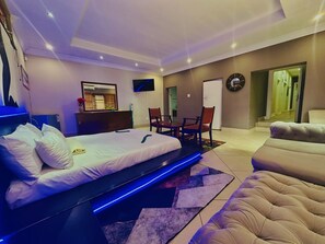 Een strijkplank/strijkijzer, wifi, beddengoed