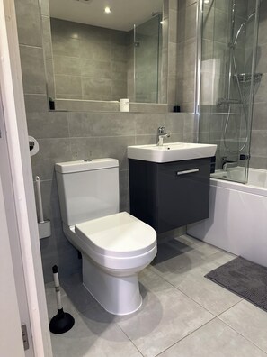 Shower, hair dryer, towels, soap - Comfy Modern 2-bed 2-bath • Balcony •Near Stratford & Tube (London)