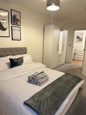 2 bedrooms, desk, iron/ironing board, free WiFi - Comfy Modern 2-bed 2-bath • Balcony •Near Stratford & Tube (London)