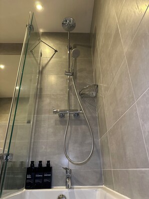 Een douche, een haardroger, handdoeken, zeep