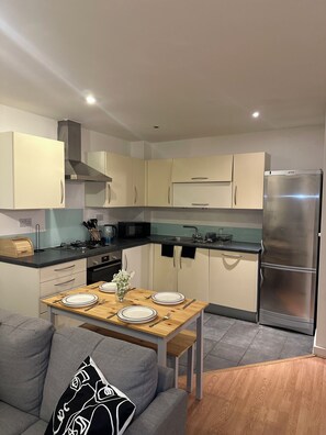 Interior - Comfy Modern 2-bed 2-bath • Balcony •Near Stratford & Tube (London)