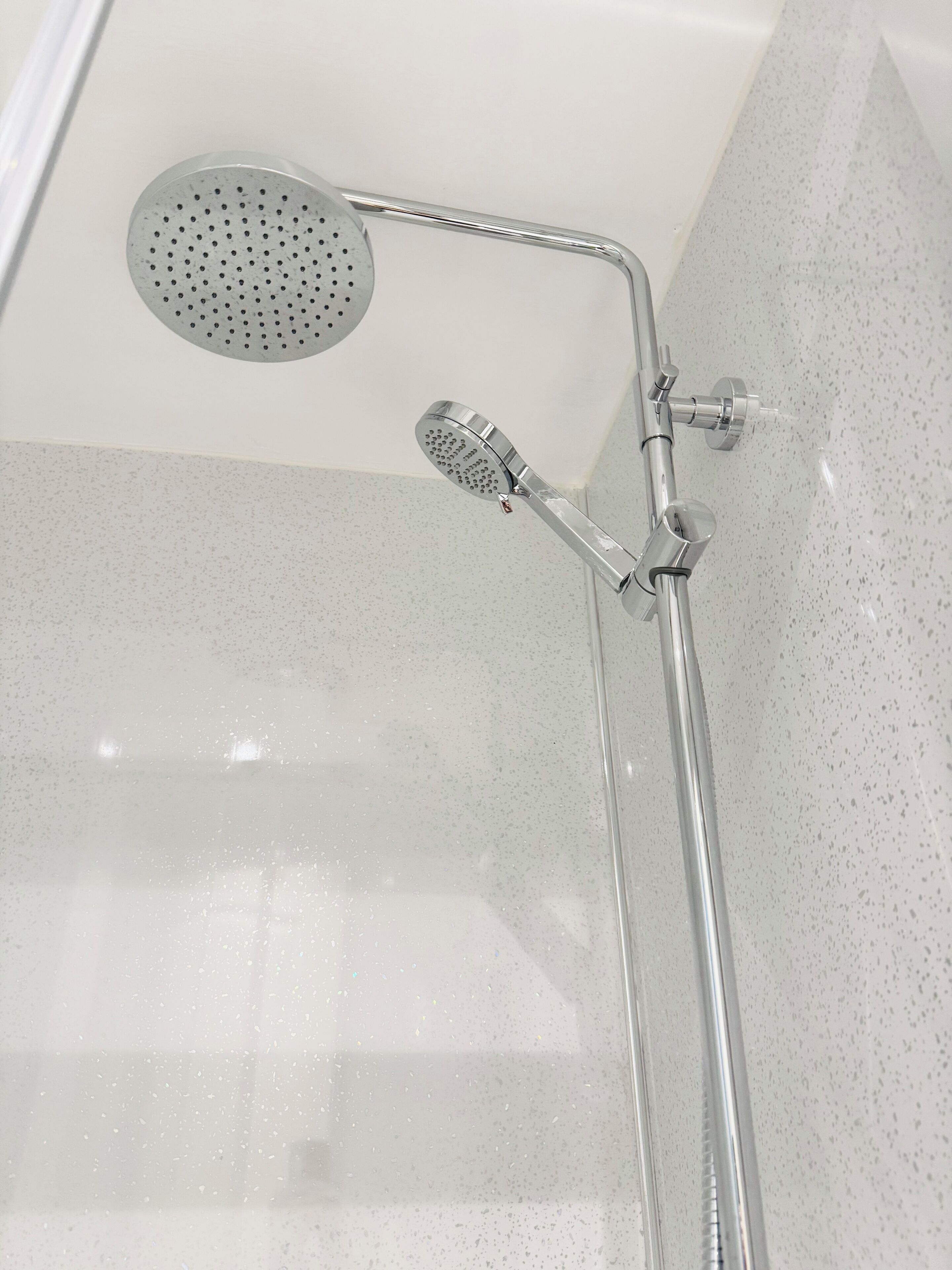 Doccia, asciugacapelli, asciugamani, sapone