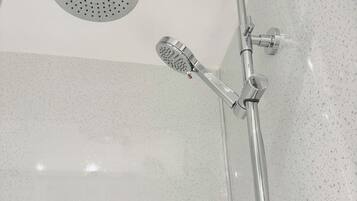 Doccia, asciugacapelli, asciugamani, sapone