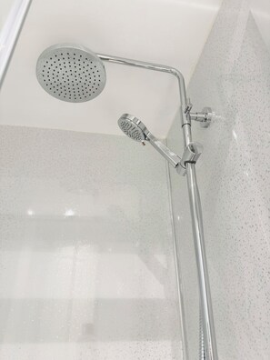 Shower, hair dryer, towels, soap - Central Maindoor Flat Easy Access No Stairs with Great Amenities (Edinburgh)