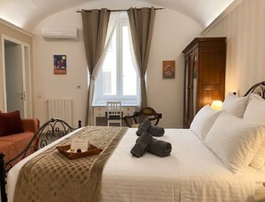 Habitación cuádruple Deluxe | Escritorio, espacio para trabajar con laptop y wifi gratis 