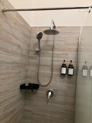 Phòng đôi hoặc 2 giường đơn Deluxe | Phòng tắm | Buồng tắm vòi sen, máy sấy tóc, khăn tắm, xà phòng 