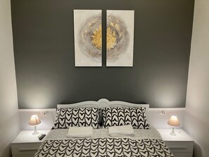 Phòng đôi hoặc 2 giường đơn Deluxe | Bàn, khu vực làm việc phù hợp cho laptop 