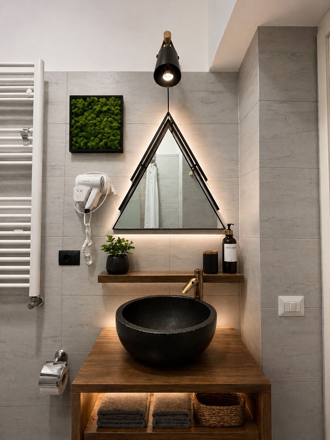 Deluxe Quadruple Room | Bathroom | Shower, hair dryer, towels, soap