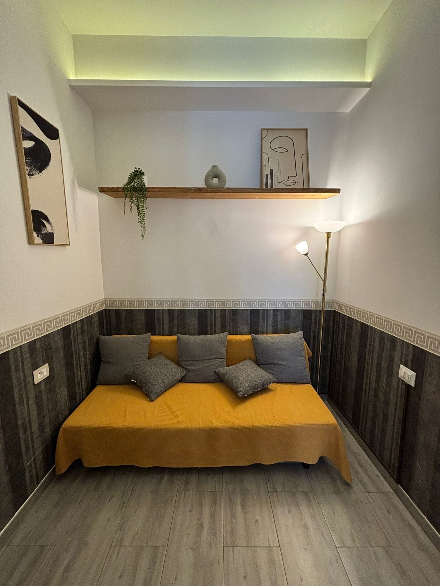 Habitación Deluxe | Área de sala de estar | Televisión LCD de 112 cm con canales por cable y servicios de streaming 