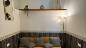 Deluxe Room | Living area | 112-cm LCD TV with cable channels, streaming services - Conte Residence (Rome)