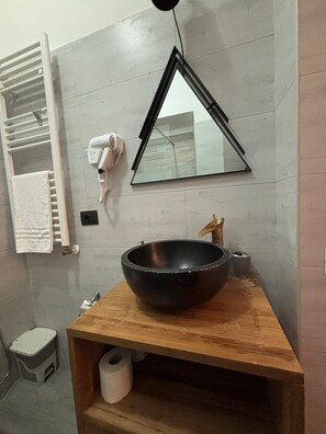 Comfort Room | Bathroom | Shower, hair dryer, towels, soap - Conte Residence (Rome)