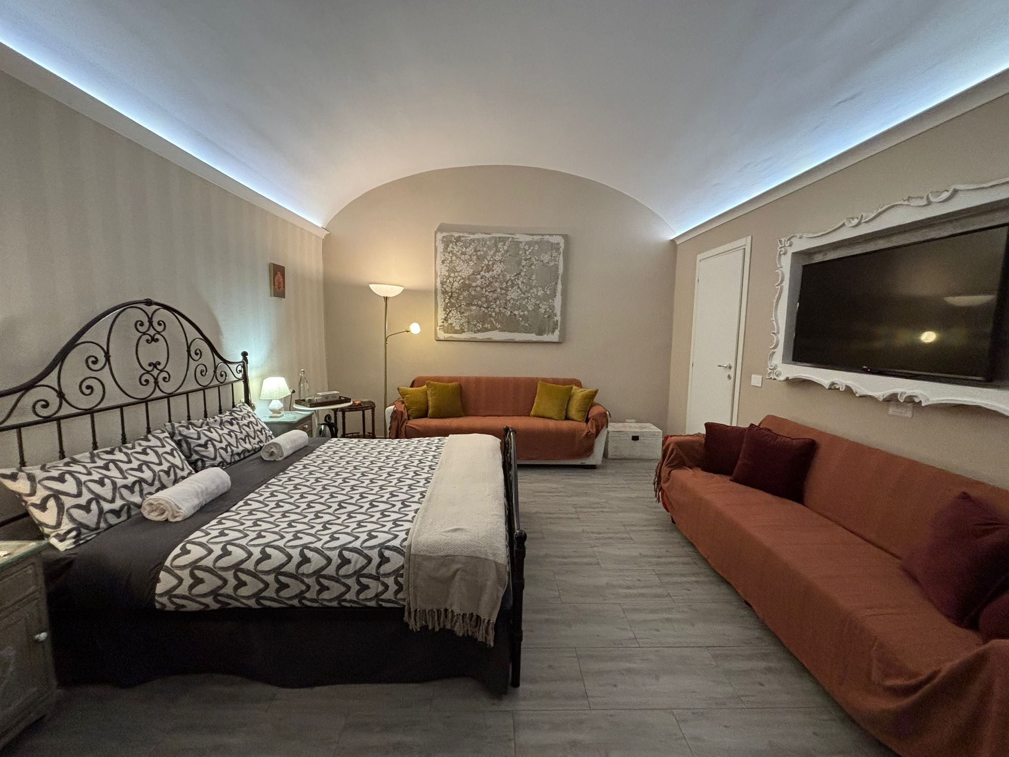 مكتب ومساحة عمل للكمبيوتر المحمول وواي فاي مجانًا