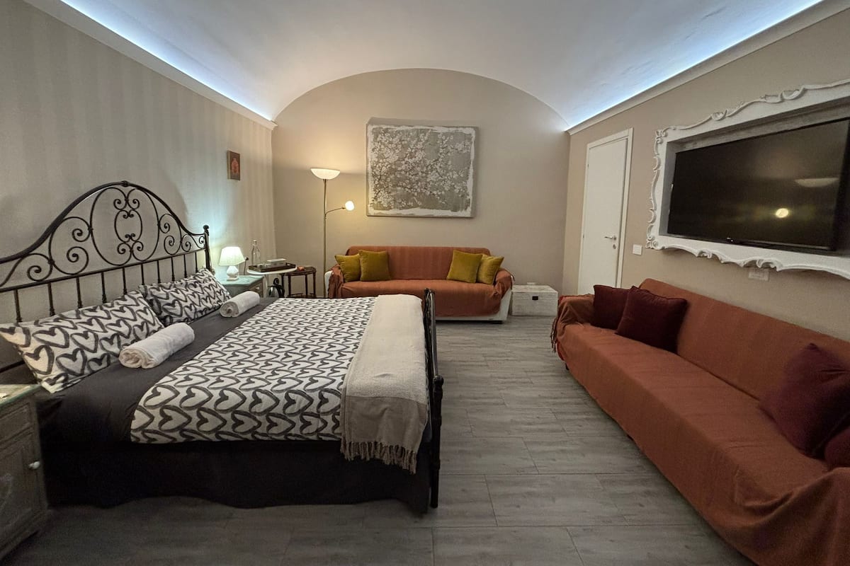 Comfort Room | Desk, laptop workspace, free WiFi