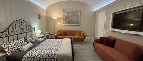 Comfort Room | Desk, laptop workspace, free WiFi