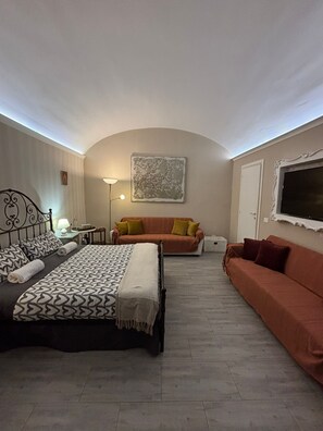 Deluxe Quadruple Room | Desk, laptop workspace, free WiFi - Conte Residence (Rome)