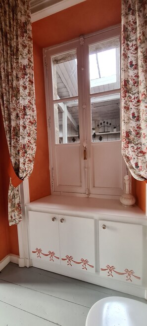 Secadora de cabello, bidet, toallas, jabón 