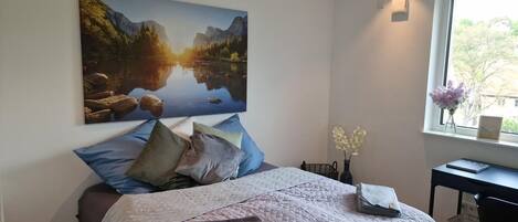 Iron/ironing board, WiFi, bed sheets