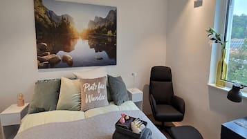 Tabla de planchar con plancha, wifi, ropa de cama