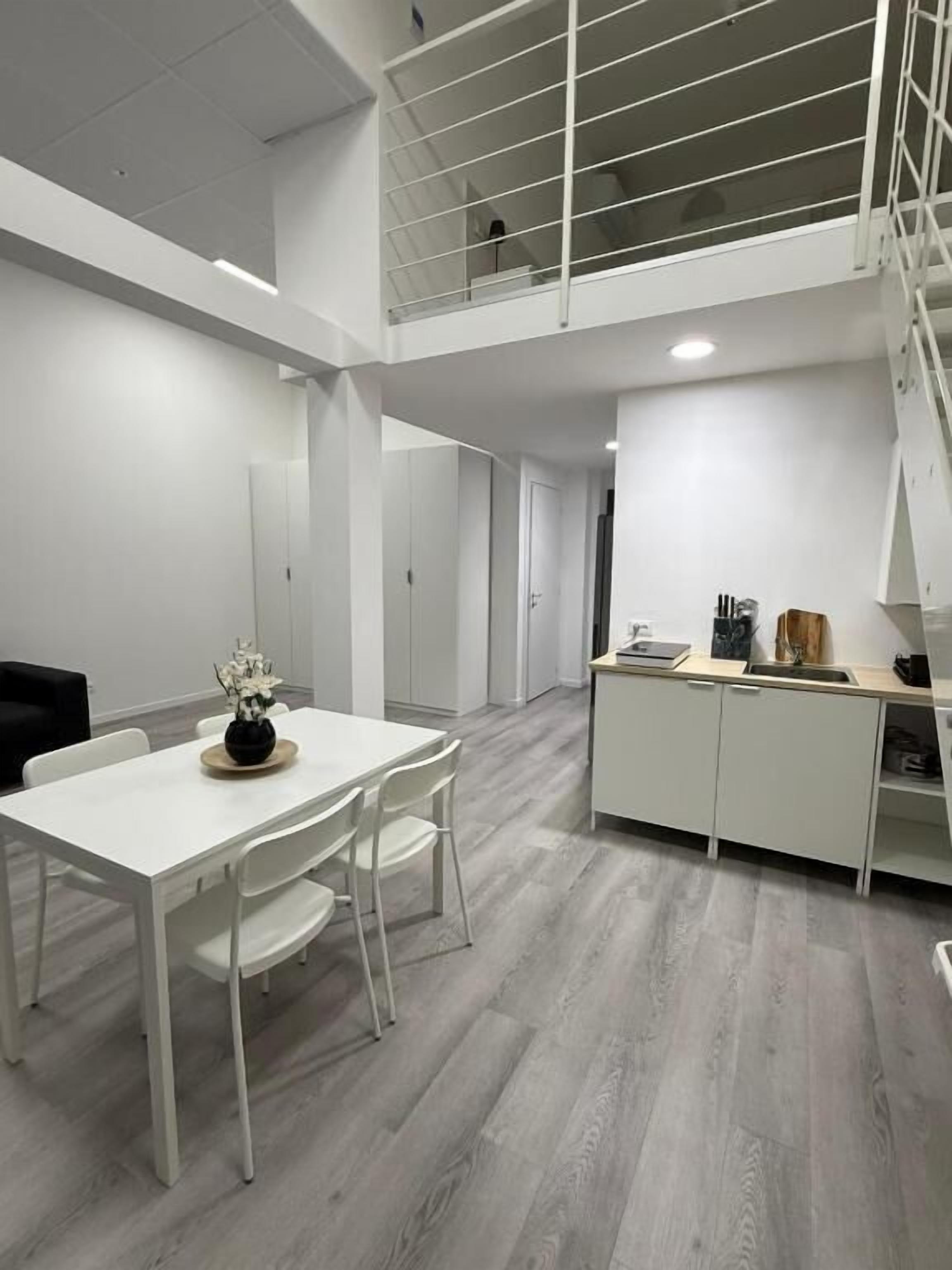 Deluxe Duplex | Dining