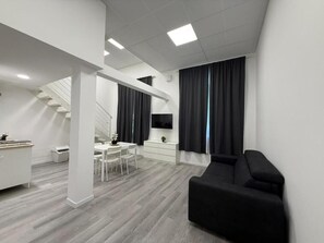 Deluxe Duplex | Ruang tamu | TV 