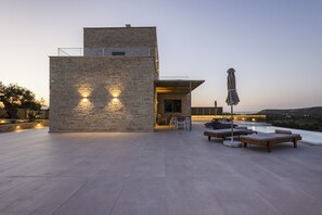 Outdoor dining - Luxury carob stone villa near Almyrida beach with private pool! (Gavalohori)