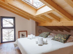 Travel cot, free WiFi