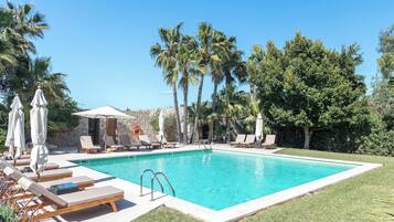 Een binnenzwembad, een seizoensgebonden buitenzwembad