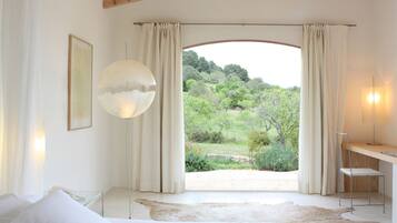 Junior suite, balkon, uitzicht op tuin | Een kluis op de kamer, gratis wifi