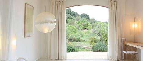 Junior-Suite, Balkon, Gartenblick | Zimmersafe, kostenloses WLAN